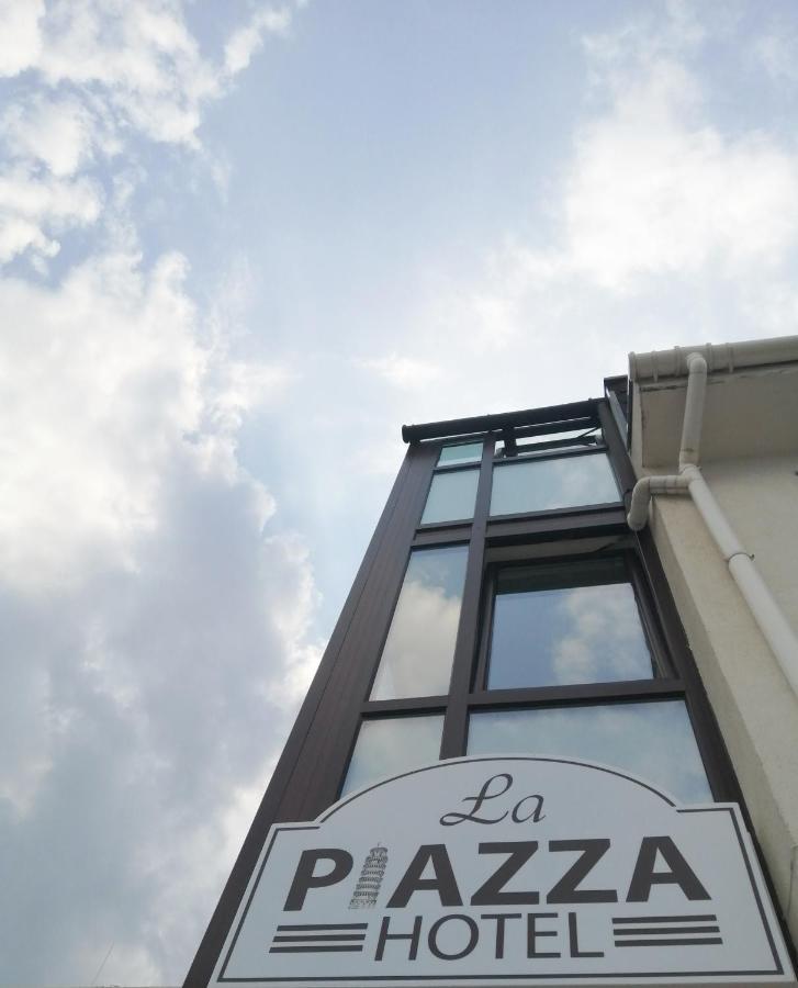 La Piazza Hotel Schumen Exterior foto